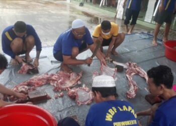 Warga binaan bersama Kalapas dan petugas Lapas memotong hewan kurban. Lapas Kelas IIA Purwokerto memotong hewan kurban sebanyak 7 ekor, yang terdiri dari 1 ekor sapi dan 6 ekor kambing.