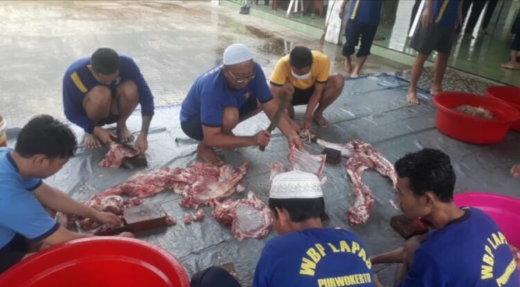 Warga binaan bersama Kalapas dan petugas Lapas memotong hewan kurban. Lapas Kelas IIA Purwokerto memotong hewan kurban sebanyak 7 ekor, yang terdiri dari 1 ekor sapi dan 6 ekor kambing.
