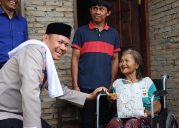 Kapolres Dairi AKBP Wahyudi Rahman, SH, SIK, MM didampingi Ketua Bhayangkara Cabang Dairi, Ny Astri Wahyudi Rahman memberikan bantuan tali asih dan kursi roda kepada warga kurang mampu yang menderita penyakit lumpuh.