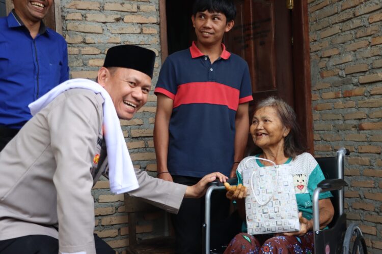 Kapolres Dairi AKBP Wahyudi Rahman, SH, SIK, MM didampingi Ketua Bhayangkara Cabang Dairi, Ny Astri Wahyudi Rahman memberikan bantuan tali asih dan kursi roda kepada warga kurang mampu yang menderita penyakit lumpuh.