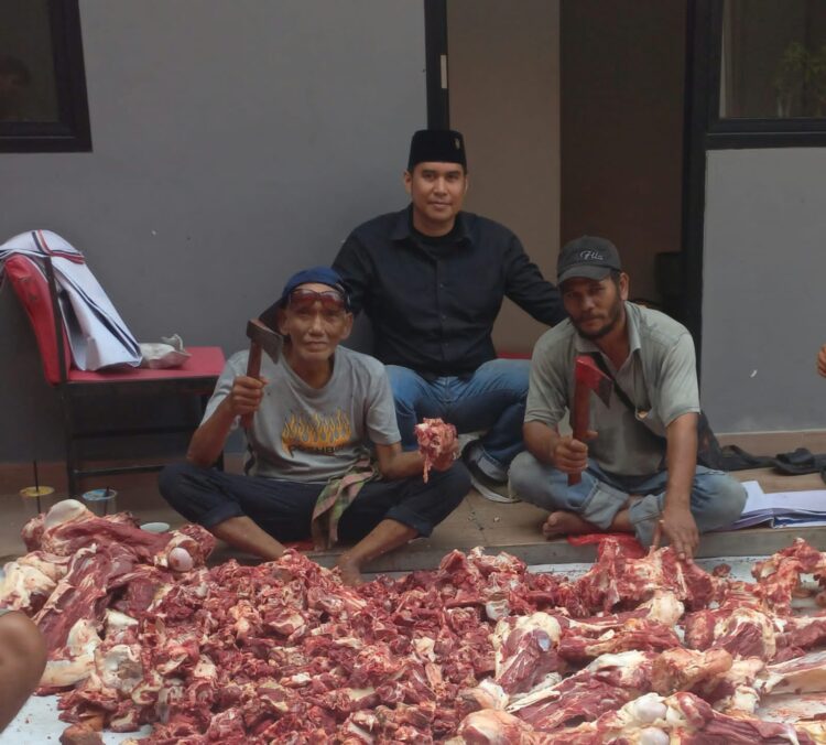 Paulus ATM Sinulingga saat pembagian ribuan paket daging dari DPC PDI Perjuangan Jakarta Pusat kepada Masyarakat setempat, dan jajaran pengurus di tingkat Kelurahan dan Kecamatan, di sekretariat DPC PDI Perjuangan Jakarta Pusat. Kamis (29/06/2023).