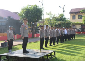 Kapolresta Deliserdang, Kombes Pol Irsan Sinuhaji memimpin upacara kenaikan 50 personel Polri dan ASN di lingkungan Polresta Deliserdang, Jumat (30/6/2023). (Foto Dok/ Polresta DS)