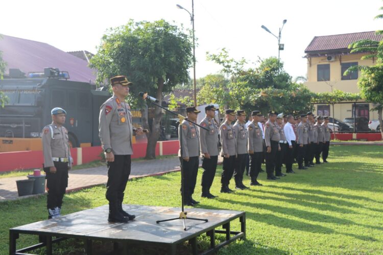 Kapolresta Deliserdang, Kombes Pol Irsan Sinuhaji memimpin upacara kenaikan 50 personel Polri dan ASN di lingkungan Polresta Deliserdang, Jumat (30/6/2023). (Foto Dok/ Polresta DS)