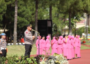 Kapolda Sumut, Irjen Pol RZ Panca Putra Simanjuntak memimpin upacara kenaikan pangkat 1.242 personel dan ASN di lingkungan Polda Sumut, Jumat (30/6/2023). (Foto Dok/ Polda Sumut)