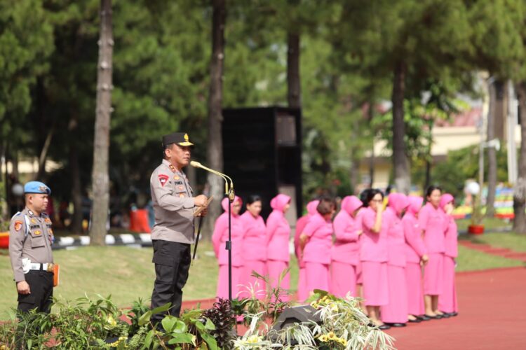 Kapolda Sumut, Irjen Pol RZ Panca Putra Simanjuntak memimpin upacara kenaikan pangkat 1.242 personel dan ASN di lingkungan Polda Sumut, Jumat (30/6/2023). (Foto Dok/ Polda Sumut)