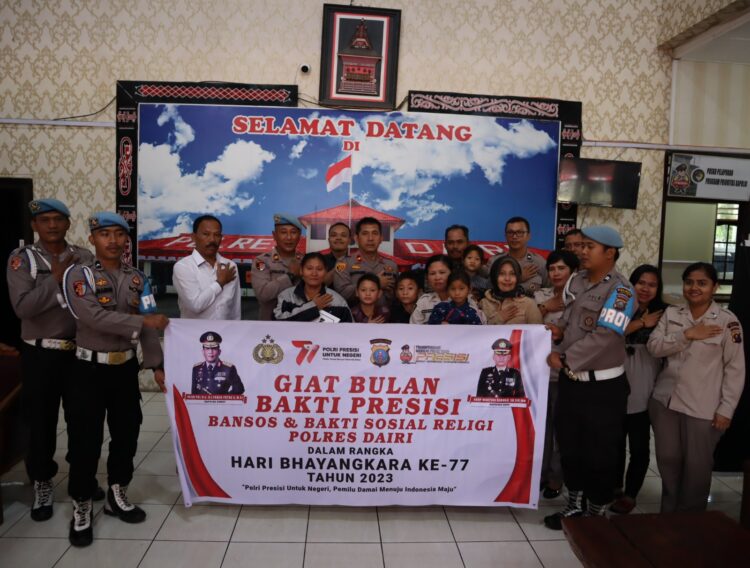 Pemberian bantuan sosial kepada Astrilawati Jega Warga desa ujung baru tanjung beringin, kecamatan Sumbul Kabupaten Dairi, dalam rangka menyambut hari Bhayangkara Ke-77 tahun 2023.