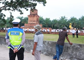 Personel Polda Sumut mengamankan ibadah Waisak bersama umat Budha di Candi Bahal Kecamatan Portibi Kabupaten Padang Lawas Utara, Minggu (4/6/2023). (Foto Dok/ Polda Sumut)