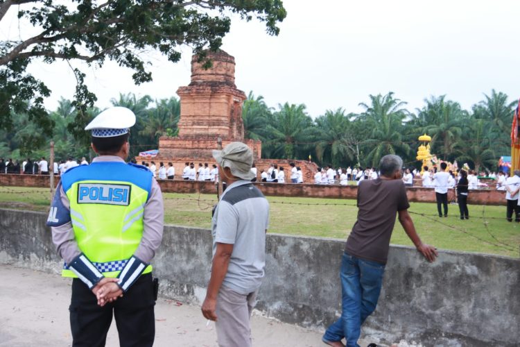 Personel Polda Sumut mengamankan ibadah Waisak bersama umat Budha di Candi Bahal Kecamatan Portibi Kabupaten Padang Lawas Utara, Minggu (4/6/2023). (Foto Dok/ Polda Sumut)