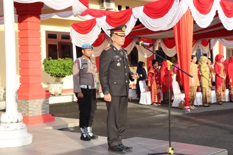 Kapolresta Deliserdang Kombes Pol Irsan Sinuhaji SIK, MH memimpin upacara HUT ke-77 Bhayangkara di Lapangan Apel Mapolresta Deliserdang, Sabtu (1/7/2023). (Foto Dok/Polresta DS)