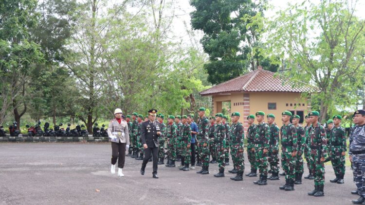 Upacara yang dipimpin oleh Kapolres Bangka Barat AKBP Catur Prasetiyo SIK ini diikuti oleh seluruh Forum Komunikasi Pimpinan Daerah (Forkopimda) Kabupaten Bangka Barat. Sabtu (01/07/2023).