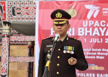 Kapolres Dairi AKBP Wahyudi Rahman, SH, SIK, MM sebagai pimpinan pelaksanaan Upacara Memperingati Hari Bhayangkara Ke-77 Tahun 2023 Dengan Thema "Polri Presisi Untuk Negeri Pemilu Damai Menuju Indonesia Maju"