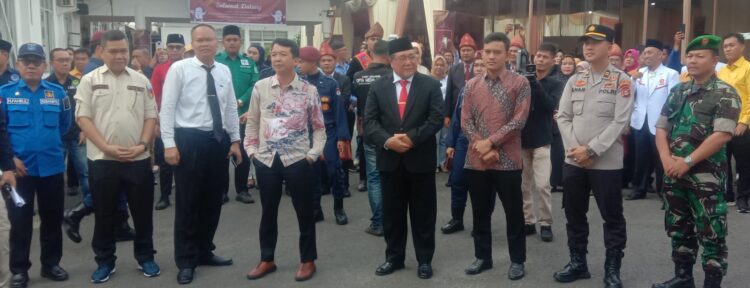 Komisi Pemilihan Umum (KPU) Kabupaten Ogan Komering Ilir (OKI) menerima bendera Kirab Pemilu 2024 yang sebelumnya dibawa oleh rombongan KPU Kabupaten OKU Timur di Halaman kantor KPU OKI, Sabtu (01/07/2023).