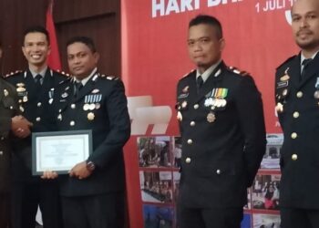 3 Kepala Satuan (Kasat) di Polres Nagan Raya, diberikan penghargaan oleh Kapolres AKBP Setiyawan Eko Prasetiya, karena telah berhasil mengungkapkan berbagai kasus