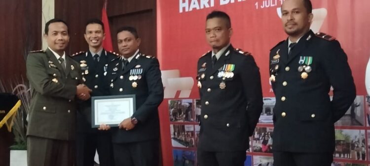 3 Kepala Satuan (Kasat) di Polres Nagan Raya, diberikan penghargaan oleh Kapolres AKBP Setiyawan Eko Prasetiya, karena telah berhasil mengungkapkan berbagai kasus
