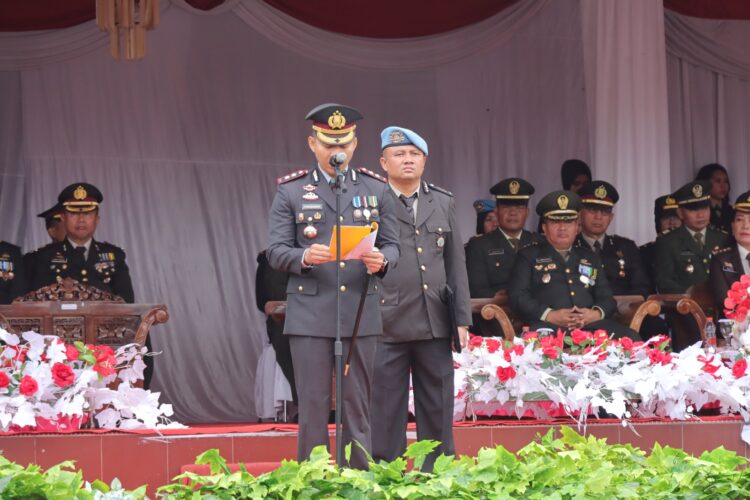 Kapolres Pematangsiantar AKBP Fernando SH S.I.K MH memimpin upacara HUT Bhayangkara ke-77 tahun 2023, di Lapangan Apel Polres Pematangsiantar