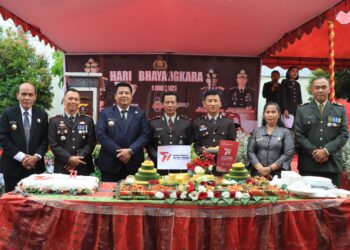 Polres Samosir gelar upacara Hari Bhayangkara Ke-77 Polri Presisi untuk Negeri Pemilu Damai Menuju Indonesia Maju. Sabtu (1/07/2023) Pukul 08:45 Wib bertempat di Tanah Lapang Pangururan Kabupaten Samosir