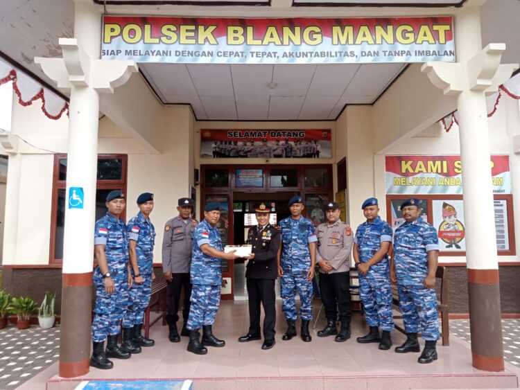 Kapolsek Blang Mangat, Iptu Saprudin, SH, MH menerima kue ulang tahun dalam rangka Hari Bhayangkara ke -77 dari personel Sat Radar 231 Lhokseumawe