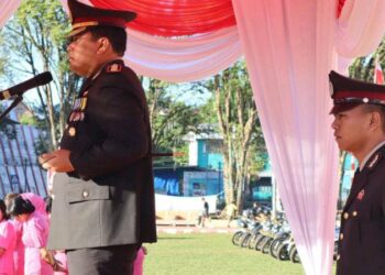 Kapolresta Manado Kombes Pol Julianto P. Sirait, S.H.,S.I.K memimpin Upacara Korps Raport Kenaikan Pangkat personel Polresta Manado periode 1 Juli 2023 yang digelar di lapangan Sparta Tikala Kota Manado, Sabtu (1/7/2023) pagi.