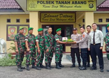 Kapolsek Tanah Abang IPTU DARMAWANSYAH, SH.MH dan Personil Polsek Tanah Abang terima Kunjungan dari Babinsa Pos Kecamatan Tanah Abang Koramil Talang Ubi Dalam Rangka Hari Ulang Tahun (HUT) POLRI Ke - 77