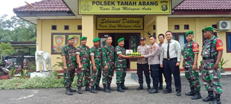 Kapolsek Tanah Abang IPTU DARMAWANSYAH, SH.MH dan Personil Polsek Tanah Abang terima Kunjungan dari Babinsa Pos Kecamatan Tanah Abang Koramil Talang Ubi Dalam Rangka Hari Ulang Tahun (HUT) POLRI Ke - 77