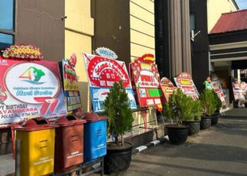 Berbagai rangkaian ucapan memperingati Hari Bhayangkara Ke-77, Halaman Kantor Polresta Manado dibanjiri karangan bunga. Sabtu (01/7/2023).