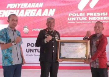 Kapolresta Manado Kombes Pol Julianto Sirait dan Kasat Reskrim Kompol Sugeng Wahyudi Santoso menerima Award dari Persatuan Wartawan Indonesia (PWI) Sulut, sebagai Tokoh peduli pers Sulawesi Utara.