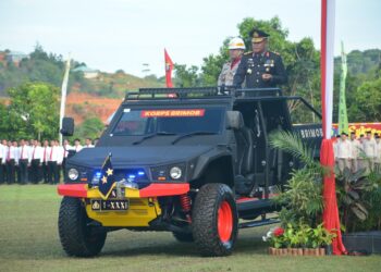 Kapolda Kepulauan Riau, Irjen. Pol. Drs. Tabana Bangun, M.Si memeriksa barisan pada upacara HUT ke-77 Bhayangkara, Sabtu (1/7/20023). (Foto Dok/ Polda Kepri)