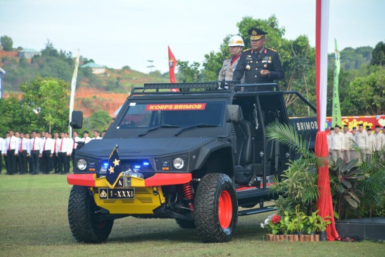 Kapolda Kepulauan Riau, Irjen. Pol. Drs. Tabana Bangun, M.Si memeriksa barisan pada upacara HUT ke-77 Bhayangkara, Sabtu (1/7/20023). (Foto Dok/ Polda Kepri)