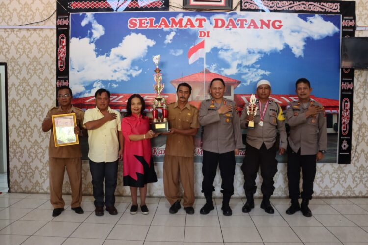 Audiensi Kapolres Dairi dengan Juara II lomba Tiga Pilar dan Juara Harapan 1 lomba Da'i Bhabinkamtibmas yang digelar di ruang lobby gedung Utama Mapolres, Senin 03-07-2023.
