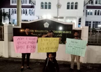 Sejumlah pemuda yang menamakan diri Gerakan Muda Aceh (GeMA) menggelar aksi diam di depan Kantor Wali Kota Lhokseumawe, Senin Malam, (3/7/2023), Pukul 20:30 WIB.