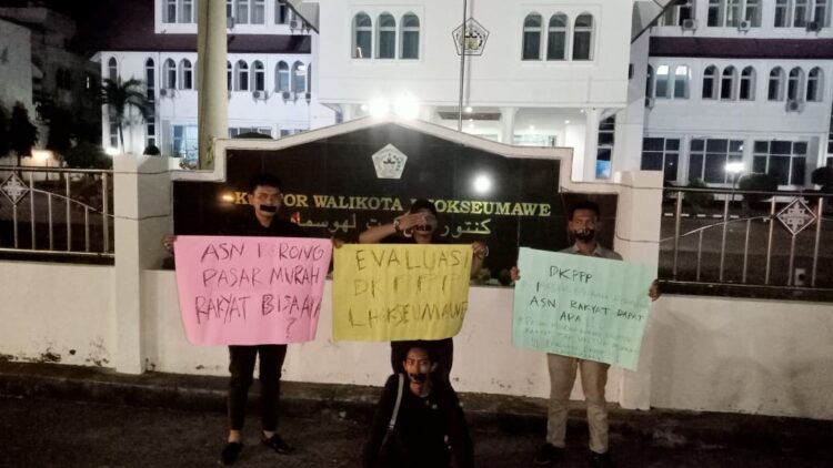 Sejumlah pemuda yang menamakan diri Gerakan Muda Aceh (GeMA) menggelar aksi diam di depan Kantor Wali Kota Lhokseumawe, Senin Malam, (3/7/2023), Pukul 20:30 WIB.