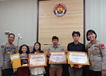 Kabid Humas Polda Sumsel Kombes Pol Supriadi MM, menyerahkan langsung penghargaan kepada para pemenang, di Gedung Sutadi Ronodipuro Ruang Mulmed Humas Polda Sumsel, Senin (3/7/2023).