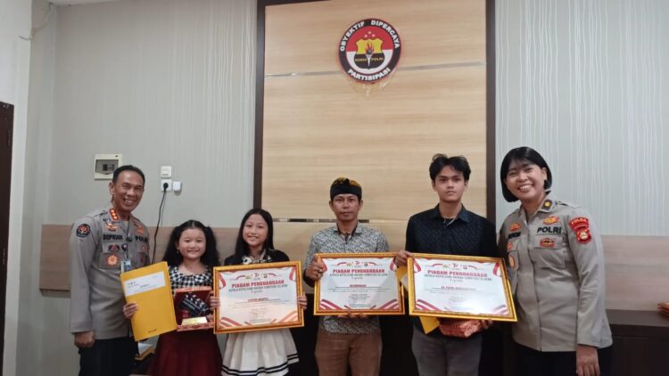 Kabid Humas Polda Sumsel Kombes Pol Supriadi MM, menyerahkan langsung penghargaan kepada para pemenang, di Gedung Sutadi Ronodipuro Ruang Mulmed Humas Polda Sumsel, Senin (3/7/2023).
