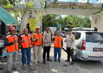 Polsek Padamara memberikan rompi untuk tukang parkir yang ada di Objek Wisata Purbasari Pancuran Mas Desa Purbayasa, Kecamatan Padamara, Kabupaten PurbaIingga