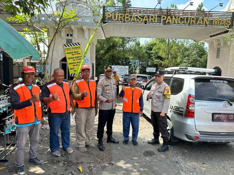 Polsek Padamara memberikan rompi untuk tukang parkir yang ada di Objek Wisata Purbasari Pancuran Mas Desa Purbayasa, Kecamatan Padamara, Kabupaten PurbaIingga