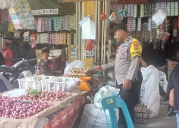 Personel Polsek Samudera jumpai sejumlah pedagang di pasar Keude Geudong, Aceh Utara, wilayah hukum Polres Lhokseumawe, Senin (3/7/2023).