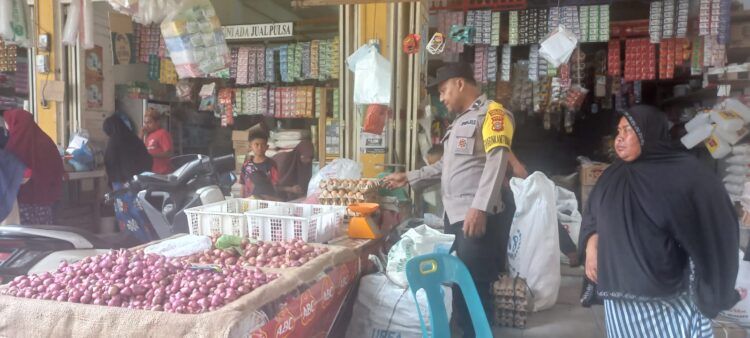 Personel Polsek Samudera jumpai sejumlah pedagang di pasar Keude Geudong, Aceh Utara, wilayah hukum Polres Lhokseumawe, Senin (3/7/2023).