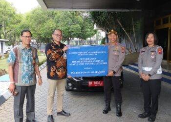 Kapolres Pematangsiantar Kapolres Pematangsiantar AKBP Fernando SH S.I.K MH, terima hibah kedaraan dinas 1 unit Toyota Altis tahun 2008 dari BI (Bank Indonesia) Kota Pematangsiantar, di kantor Bank Indonesia Kota Pematangsiantar