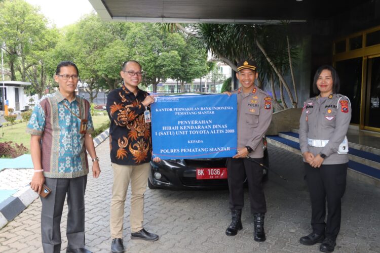 Kapolres Pematangsiantar Kapolres Pematangsiantar AKBP Fernando SH S.I.K MH, terima hibah kedaraan dinas 1 unit Toyota Altis tahun 2008 dari BI (Bank Indonesia) Kota Pematangsiantar, di kantor Bank Indonesia Kota Pematangsiantar