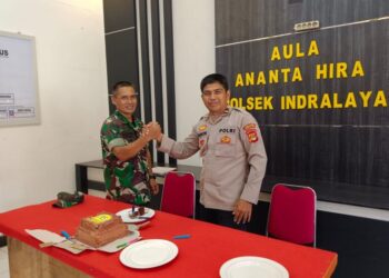 Danramil 402-07/Indralaya Kapten Inf Alek Hendra dan anggota Babinsa mendatangi Polsek Indralaya Ogan Ilir dalam rangka memberikan kejutan HUT Bhayangkara ke-77, selesa (04/07/2023).
