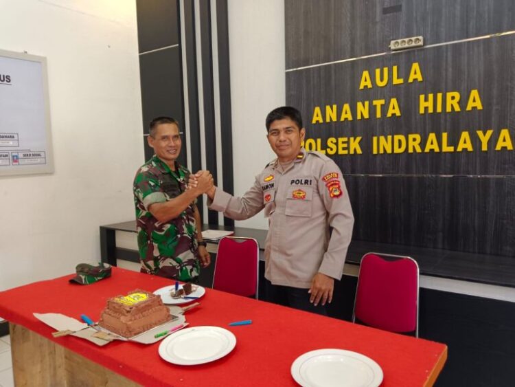 Danramil 402-07/Indralaya Kapten Inf Alek Hendra dan anggota Babinsa mendatangi Polsek Indralaya Ogan Ilir dalam rangka memberikan kejutan HUT Bhayangkara ke-77, selesa (04/07/2023).