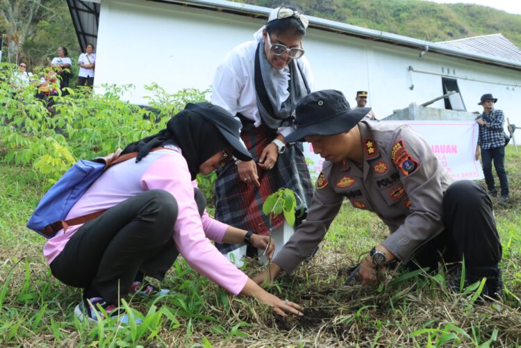Ny. Widia Hardiman (Ketua Bhayangkari Cabang Samosir) bersama Pengurus Bhayangkari Cabang Samosir melaksanakan Kegiatan Penanaman Pohon, Selasa (04/7/2023).
