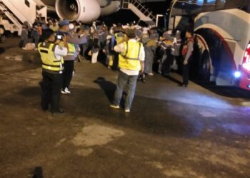 Jamaah haji asal daerah Mandailing Natal Sumatera Utara yang tergabung dalam kloter pertama tiba di Bandara KNO pada pukul 03.09 WIB
