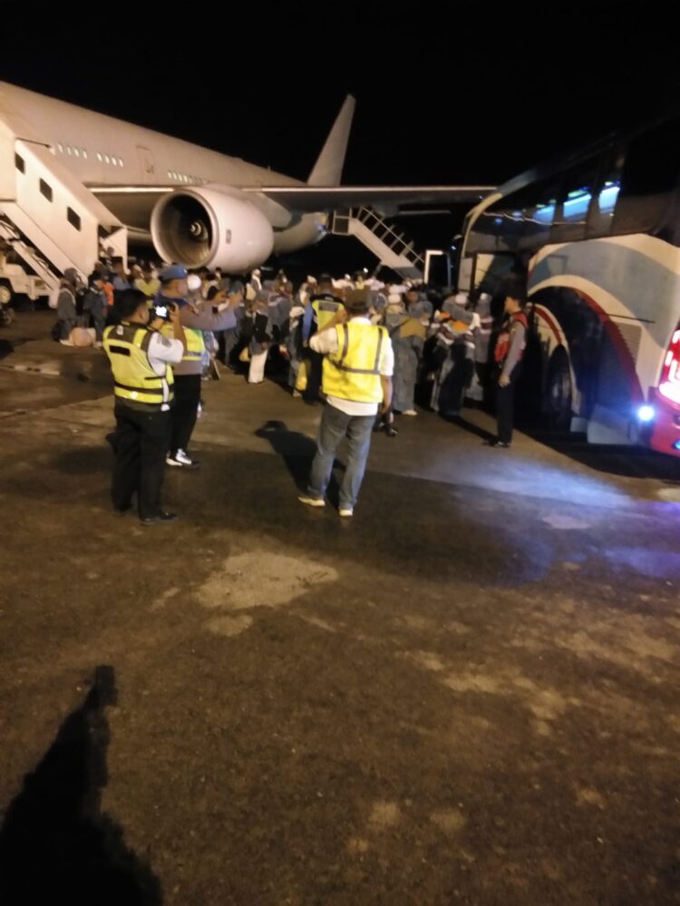 Jamaah haji asal daerah Mandailing Natal Sumatera Utara yang tergabung dalam kloter pertama tiba di Bandara KNO pada pukul 03.09 WIB
