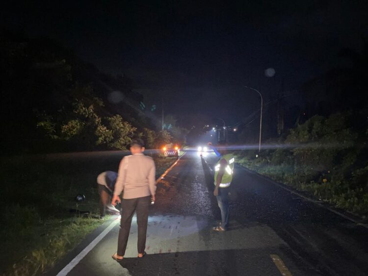 Anggota Laka Satlantas Polres Bangka Barat melaksanakan olah TKP kecelakaan lalulintas yang melibatkan melibatkan melibatkan kendaraan tiga R2