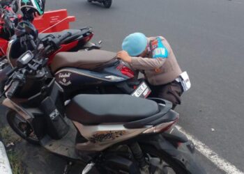 Personel Propam Polresta Manado melakukan penertiban kendaraan Roda dua dan Roda Empat yang memarkirkan kendaraan dengan sembarangan di Jalan Piere Tendean, Selasa (4/7/2023)