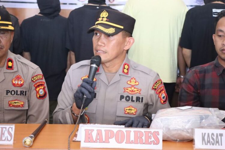 Kapolres Sidrap AKBP Erwin Syah, SIK didampingi oleh Waka Polres Kompol M. Akib, Kasat Narkoba AKP Arham Gusdiar, SIK.,MH dan Kasi Humas AKP Zakariah gelar press release di Loby Mapolres. Rabu (5/7/2023).