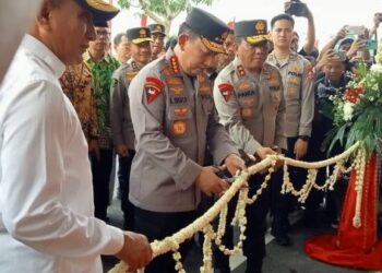 Kapolri Jenderal Listyo Sigit Prabowo memotong pita pada peresmian Rumah Sakit Bhayangkara TK II Mas Kadiran Medan dan Mapolres Tapanuli Selatan (Tapsel), Rabu (5/7/2023). (Foto Dok/ Polda Sumut)