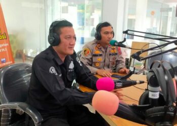 Kapolsek Pancurbatu Kompol Noorman H.H., Sihite S.I.K., M.I.K di dampingi Aiptu Widodo beri penjelasan terkait 3C dan geng motor pada acara Dialog Interaktif Helo Polisi di RRI Medan, Rabu (5/7/2023). (Foto Dok/ Polda Sumut)