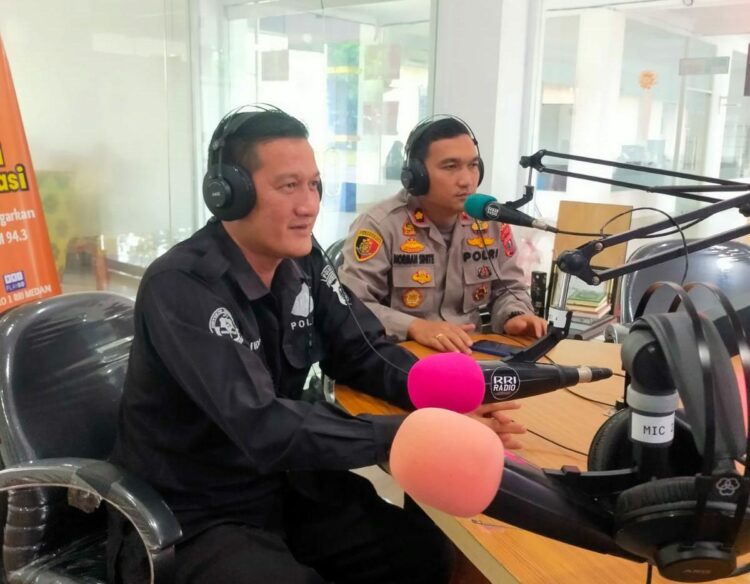 Kapolsek Pancurbatu Kompol Noorman H.H., Sihite S.I.K., M.I.K di dampingi Aiptu Widodo beri penjelasan terkait 3C dan geng motor pada acara Dialog Interaktif Helo Polisi di RRI Medan, Rabu (5/7/2023). (Foto Dok/ Polda Sumut)